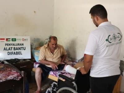 Warga di Jalur Gaza Palestina Terima Bantuan Kursi Roda LAZISNU