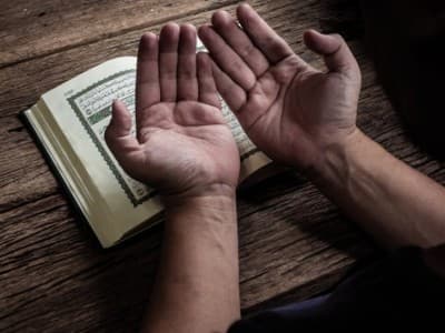 Perbedaan Watak Orang Beriman dan Musyrik saat Ditimpa Musibah