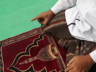 Posisi Telunjuk saat Tasyahud dan Makna Filosofisnya