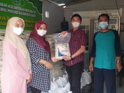 Ringankan Beban Akibat Pandemi, YKM NU Kalimantan Barat Bagikan Sembako kepada Duafa