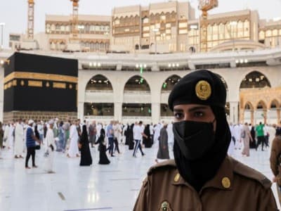 Untuk Pertama Kalinya, Wanita Saudi Berjaga di Mekah selama Haji