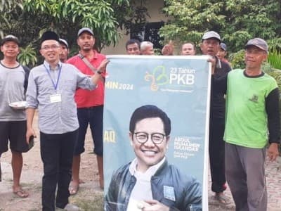 Anggota Komisi VIII Bagikan Ribuan Paket Kurban