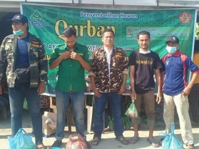Pemuda Ansor Kota Medan Sembelih Kurban Sapi dan Kambing