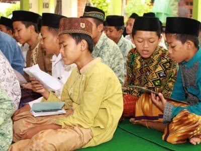 Maulid Simthud Durar: Penyusun, Keutamaan, dan Cara Pembacaannya