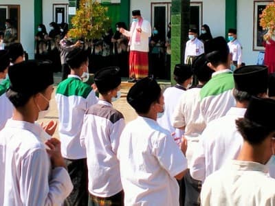 Ribuan Santri Pesantren Cipulus Purwakarta Ikuti Upacara HUT KE-76 RI dengan Prokes 
