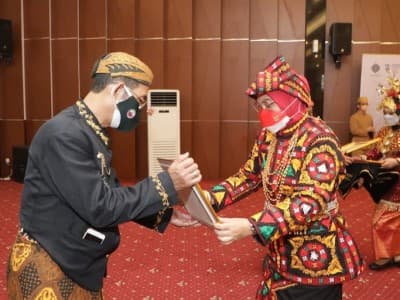 HUT RI, Menaker Ida Sematkan Satyalencana Karya Satya kepada 349 ASN Berdedikasi