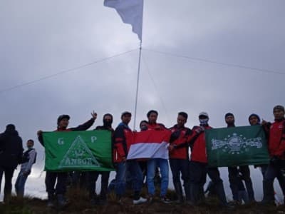Pemuda Paniai Kibarkan Merah Putih dan Bendera NU di Puncak Bobaigo Papua