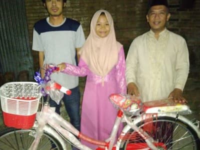 Dapat Bantuan Sepeda, Ayu Ingin Gowes ke Makam Orang Tuanya