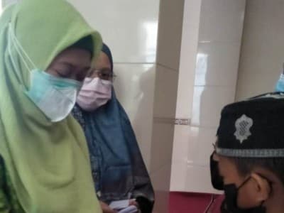 Dari Sumbangan Pengurus, Muslimat NU Kalisat  Jember  Rutin Bagikan Bantuan