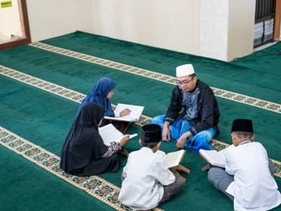 Al-Ghazali: Urgensi Sikap Tawadhu Murid terhadap Guru