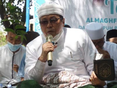 KH Musthofa Aqil Jelaskan Tiga Manfaat Ziarah Kubur