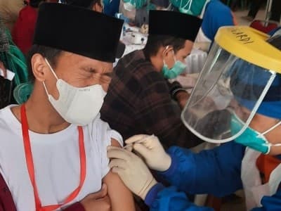Ribuan Santri Lirboyo Ikuti Vaksinasi