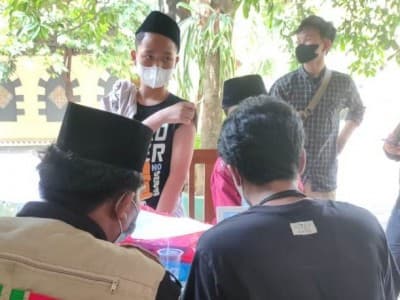 Santri Mahasina Bekasi Antusias Ikuti Vaksinasi untuk Jaga Kiai
