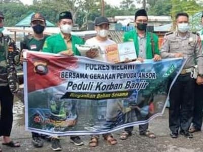 Banjir Rendam Melawi Kalbar, Ansor-Polres Sigap Antarkan Paket Bantuan