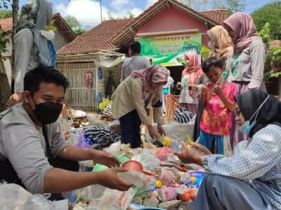 Kreatif, Mahasiswa UNUGHA Cilacap Ubah Sampah Jadi Rupiah