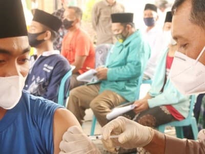 Sejumlah Santri Pesantren Al Badriyyah Demak Jalani Vaksinasi Covid-19