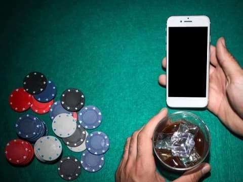 Tafsir Surat Al-Maidah Ayat 91: Alasan di Balik Larangan Judi dan Minum Khamar