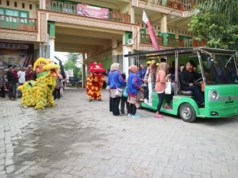 Tiba di Pesantren Sunan Drajat, Peserta MQKN 2023 Disambut Barongsai dan Diantar Keliling Menggunakan Mobil Golf