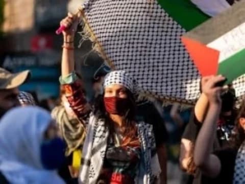 Bella Hadid Desak Gencatan Senjata dalam Surat Terbuka Terkait Konflik Israel-Palestina