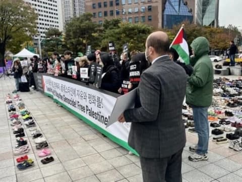 Warga Korea Selatan Gelar Aksi 2.000 Pasang Sepatu untuk Palestina