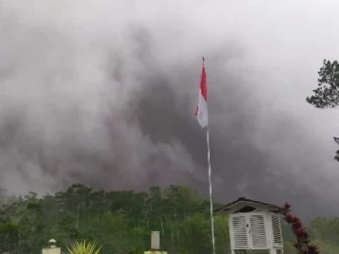 Gunung Merapi Muntahkan Awan Panas Guguran, Hujan Air Disertai Abu Vulkanik Terjadi di Boyolali dan Magelang
