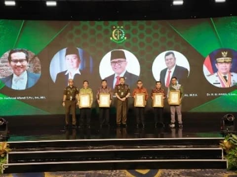 Tulis Sejarah Kejaksaan, Iip D Yahya Raih Penghargaan R Soeprapto Award Tahun 2024