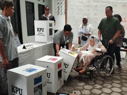 Nyai Hj Sinta Nuriyah Wahid Gunakan Hak Pilih di TPS 086 Ciganjur