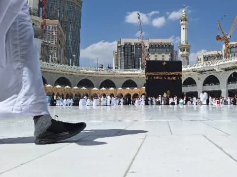 Hukum Memakai Sandal ketika Tawaf atau Sai
