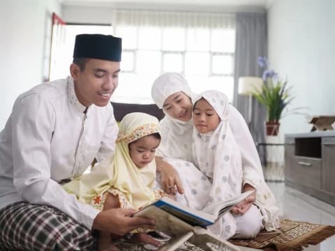 Hukum Menafkahi Orang Tua Tanpa Sepengetahuan Istri