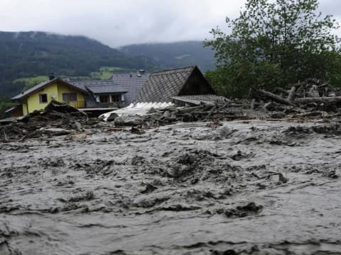 Pergi Umrah Saat Bencana: Tanda Pemimpin Tak Peka Derita Rakyat