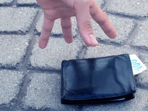 Bolehkah Harta Titipan yang Tidak Tahu Pemiliknya Disedekahkan?