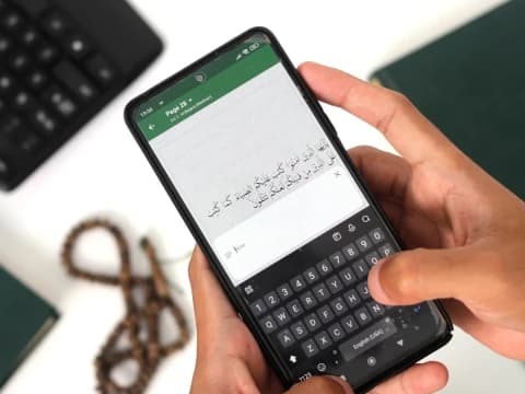 Bolehkah Membaca Al-Qur’an Lewat Aplikasi Tanpa Wudhu?