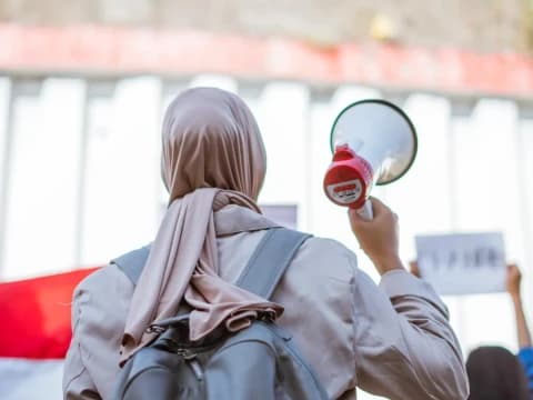 Hukum Mencopot Pejabat Tak Mampu Bekerja dalam Fiqih