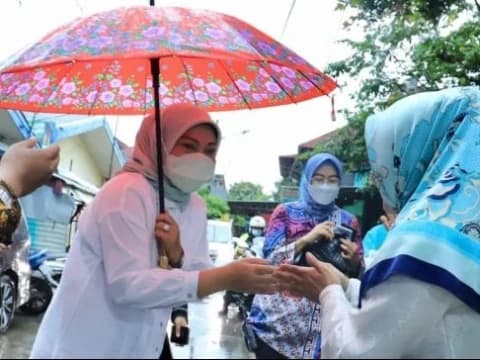 Berbagi Kebahagiaan di Bulan Ramadan, Menaker Bagikan Paket Sembako di 3 Daerah