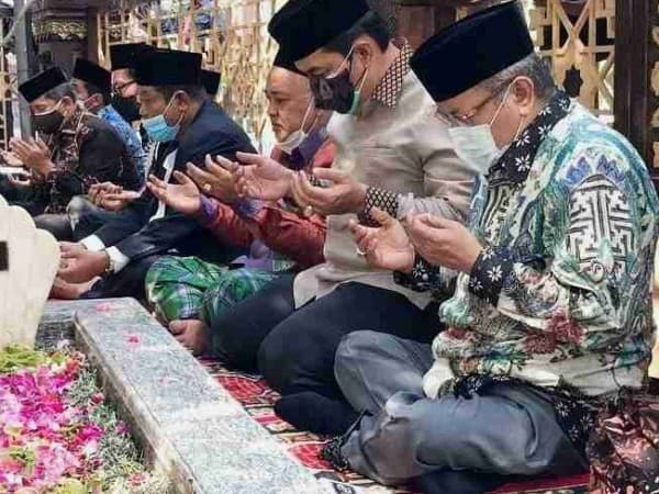 Ketum PBNU KH Said Aqil Siroj Ziarah ke Makam Pendiri NU di Jombang
