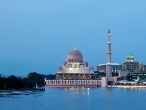 Viral Joget di Masjid Aziziye Turki, Ini Adab Berperilaku di Masjid