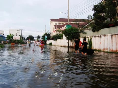 Hukum Mengambil Barang yang Terbawa Banjir, Bolehkah?