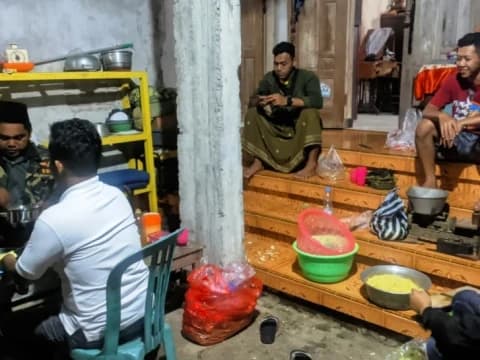 Banjir Terjang Trenggalek, Ansor dan Banser Berjibaku Dirikan Dapur Umum