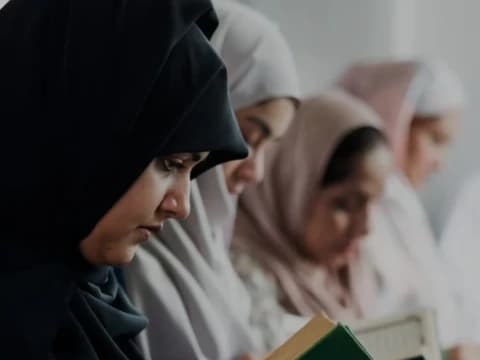 Abaya Resmi Dilarang, 300 Siswi Muslim Prancis Tetap Memakainya ke Sekolah