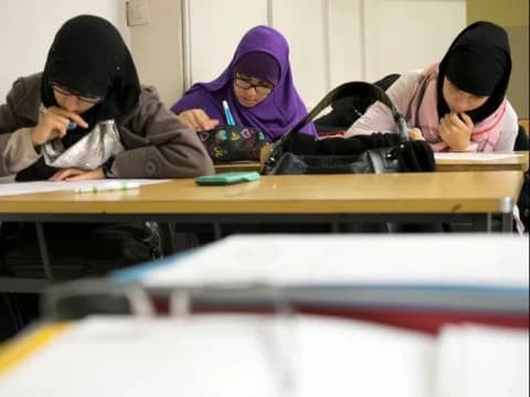 Prancis Larang Siswa Perempuan Mengenakan Abaya di Sekolah