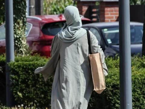 Pengadilan Tinggi Prancis Tolak Banding Larangan Abaya di Sekolah
