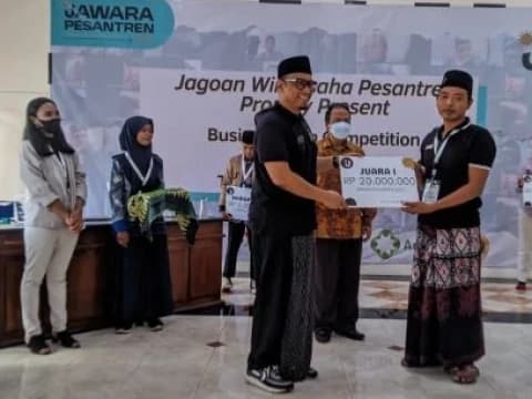 Olah Limbah Kayu Jadi Asbak, AHD Menangi Jawara Pesantren