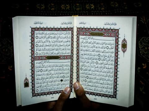 Tangisan Umar bin Abdul Aziz saat Membaca Al-Qur'an