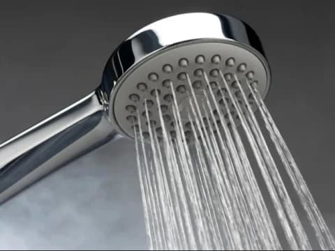 Batalkah Puasa Orang yang Kemasukan Air saat Mandi? Begini Penjelasannya