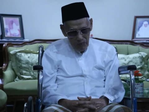 KH Ali Yafie: Pimpinan Tertinggi Tiga Organisasi dan Dua Perguruan Tinggi