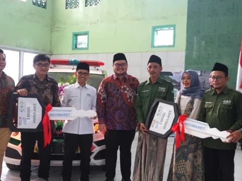 LAZISNU PBNU dan Indomaret Serahkan Bantuan Ambulans di Kediri dan Bawean Gresik