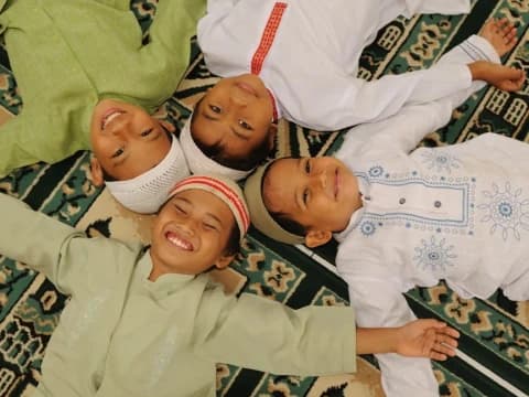 Khutbah Jumat: 3 Pelajaran Penting dari Luqman dalam Mendidik Anak