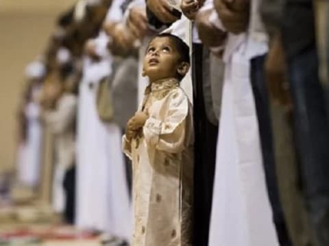 Cara Mengingatkan Anak yang Berisik ketika Khutbah Jumat