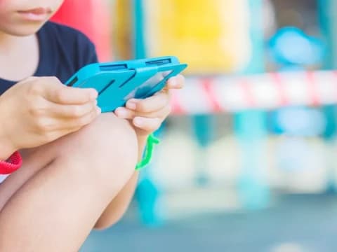Anak Anda Ketagihan Gadget? Begini Tips Mengatasinya