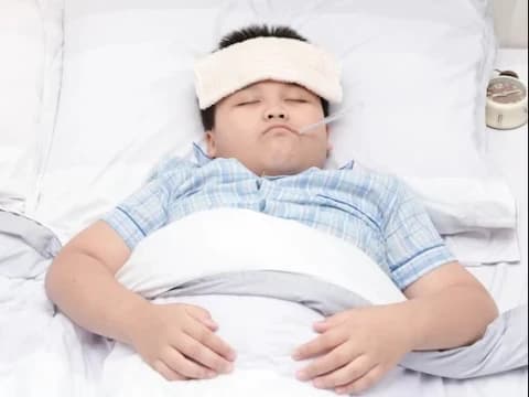 5 Cara Alami Turunkan Demam Si Kecil Tanpa Langsung Beri Obat